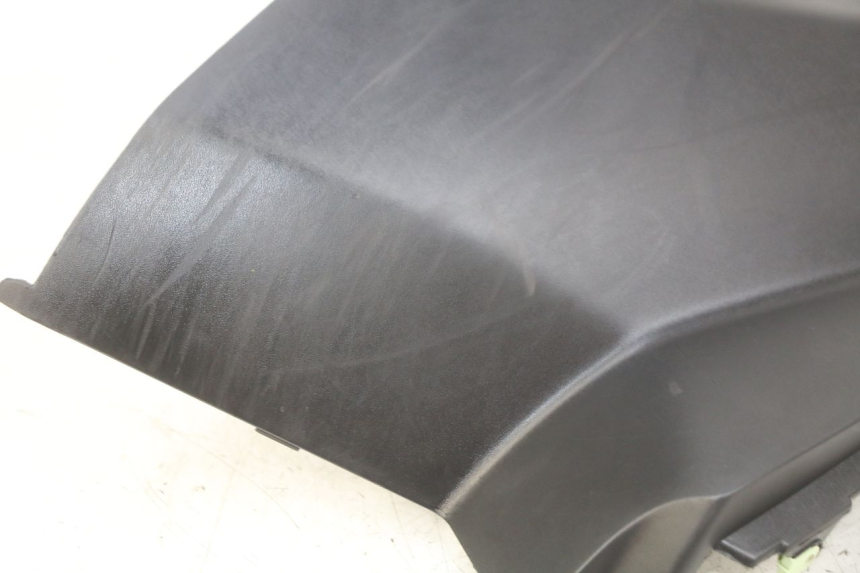 photo de TAMPA LATERAL DIREITA SOBRE O BANCO PEUGEOT CITYSTAR AIR 125 (2014 - 2017) - Pontos de fixação