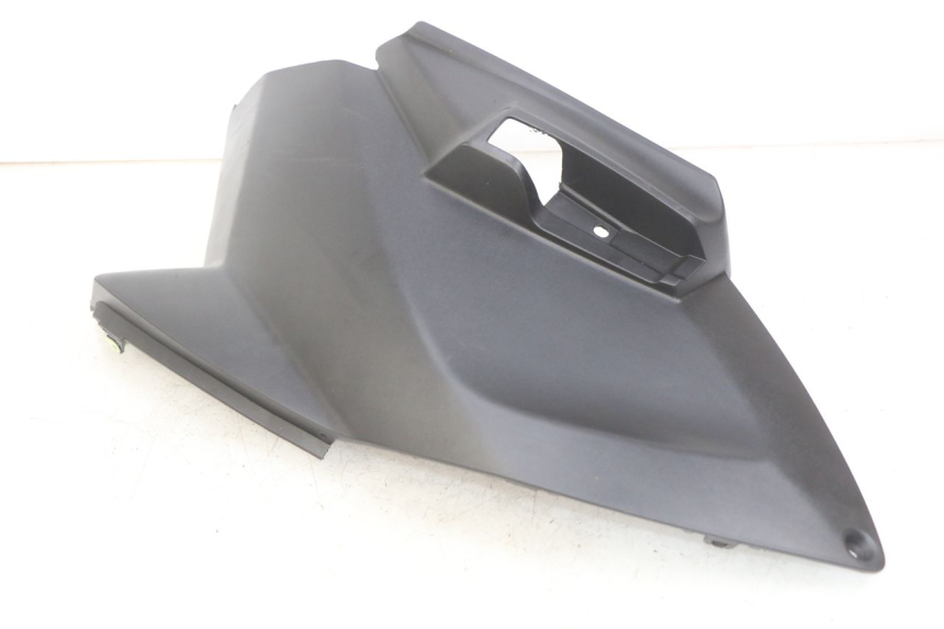 photo de TAMPA LATERAL DIREITA SOBRE O BANCO PEUGEOT CITYSTAR AIR 125 (2014 - 2017) - Estado da superfície