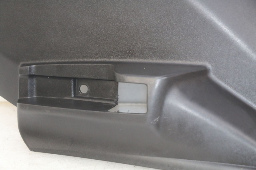photo de TAMPA LATERAL DIREITA SOBRE O BANCO PEUGEOT CITYSTAR AIR 125 (2014 - 2017) - Marcações e referências