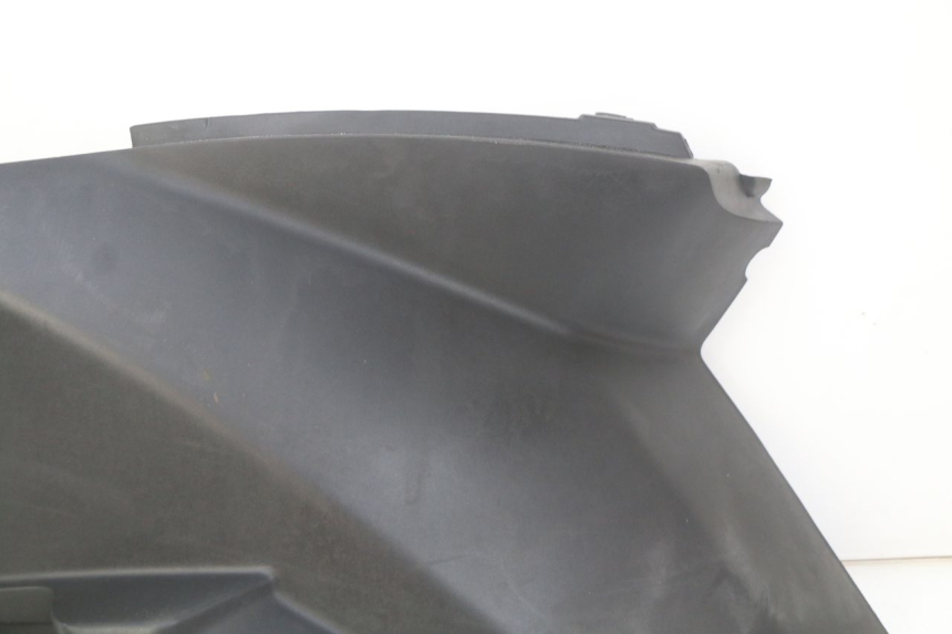 photo de TAMPA LATERAL DIREITA SOB O BANCO PEUGEOT CITYSTAR 125 (2011 - 2017) - Pontos de fixação