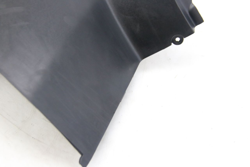photo de TAMPA LATERAL DIREITA SOB O BANCO PEUGEOT CITYSTAR 125 (2011 - 2017) - Detalhe da peça