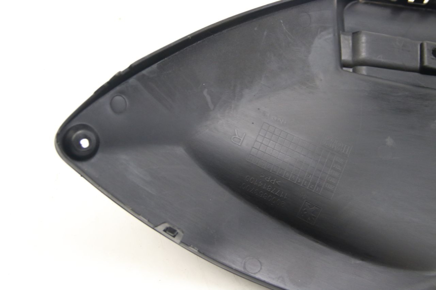 photo de TAMPA LATERAL DIREITA SOB O BANCO PEUGEOT CITYSTAR 125 (2011 - 2017) - Detalhes característicos