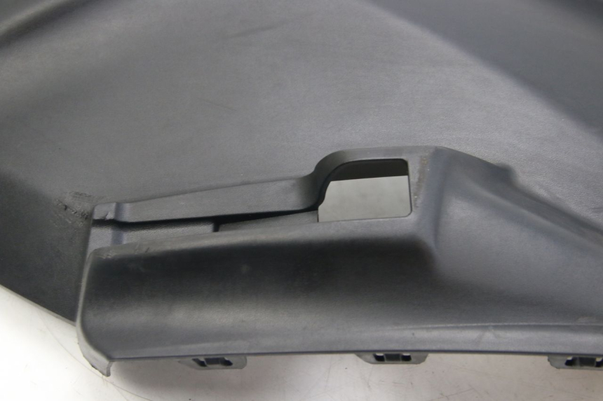 photo de TAMPA LATERAL DIREITA SOB O BANCO PEUGEOT CITYSTAR 125 (2011 - 2017) - Ampliação técnica