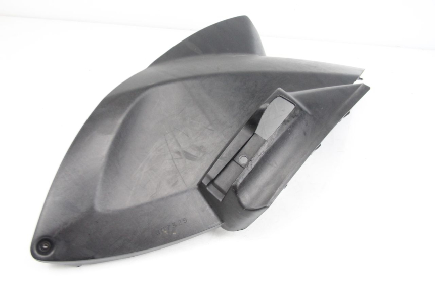 photo de TAMPA LATERAL DIREITA SOB O BANCO PEUGEOT CITYSTAR 50 (2013 - 2017) - Detalhe da peça