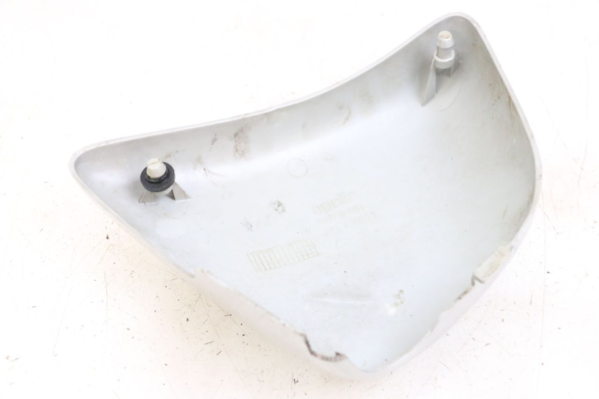 photo de TAMPA LATERAL DIREITA SOB O BANCO APRILIA CLASSIC 125 (1995 - 2001) - Outro ângulo de visão