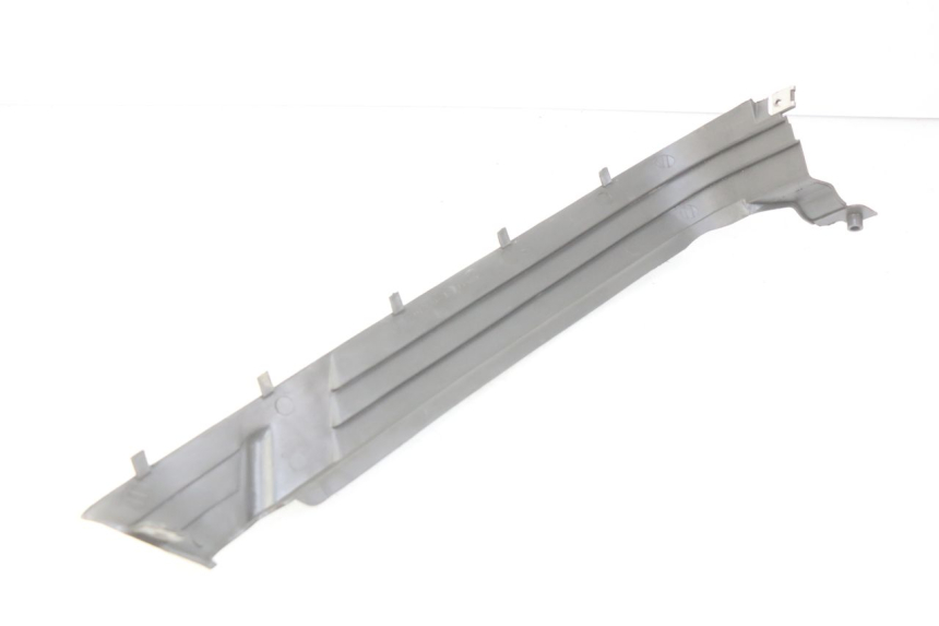 photo de TAMPA LATERAL DIREITA SOB O BANCO SUZUKI CP 80 (1985 - 1996) - Detalhe da peça