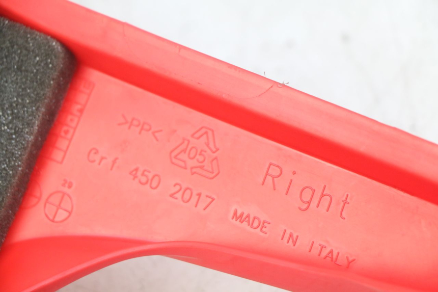 photo de TAMPA LATERAL DIREITA SOB O BANCO HONDA CRF CR-F RX 450 (2017 - 2021) - Detalhe da peça