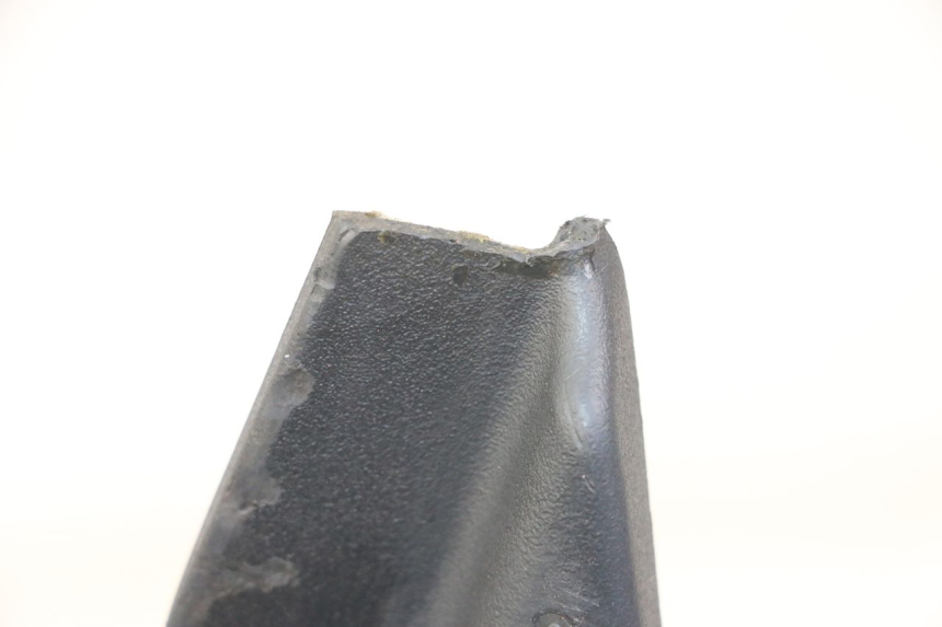 photo de TAMPA LATERAL DIREITA SOB O BANCO DERBI SENDA SM DRD X-TREME 50 (2011 - 2017) - Detalhe da peça