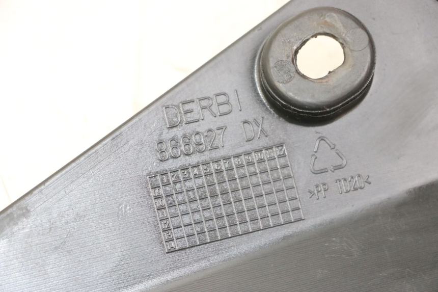 photo de TAMPA LATERAL DIREITA SOB O BANCO DERBI SENDA SM DRD X-TREME 50 (2011 - 2017) - Zoom do estado de desgaste