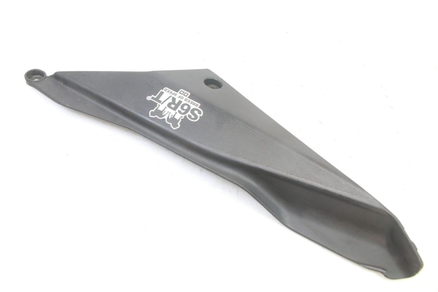 photo de TAMPA LATERAL DIREITA SOB O BANCO DERBI SENDA SM DRD X-TREME 50 (2011 - 2017) - Detalhe da peça