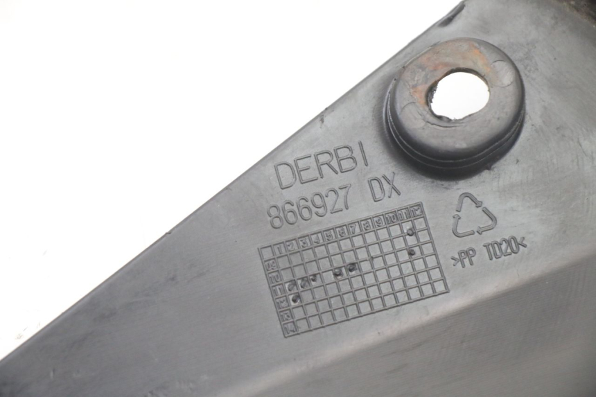 photo de TAMPA LATERAL DIREITA SOB O BANCO DERBI SENDA SM DRD X-TREME 50 (2011 - 2017) - Ampliação técnica