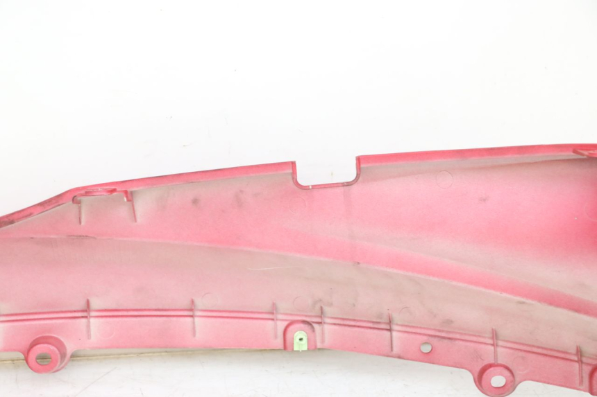photo de TAMPA LATERAL DIREITA SOB O BANCO PEUGEOT DJANGO 4T 50 (2014 - 2019) - Pontos de fixação