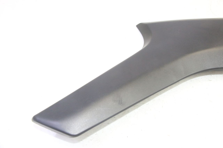 photo de TAMPA LATERAL DIREITA SOB O BANCO SUZUKI DL V STROM 1000 (2002 - 2007) - Detalhe da peça