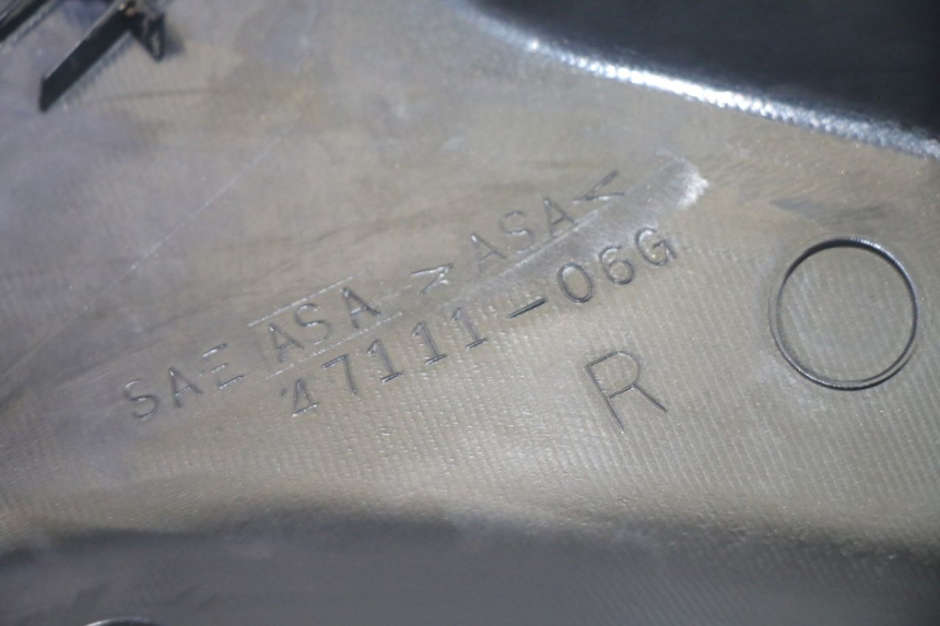 photo de TAMPA LATERAL DIREITA SOB O BANCO SUZUKI DL V STROM 1000 (2002 - 2007) - Estado da superfície