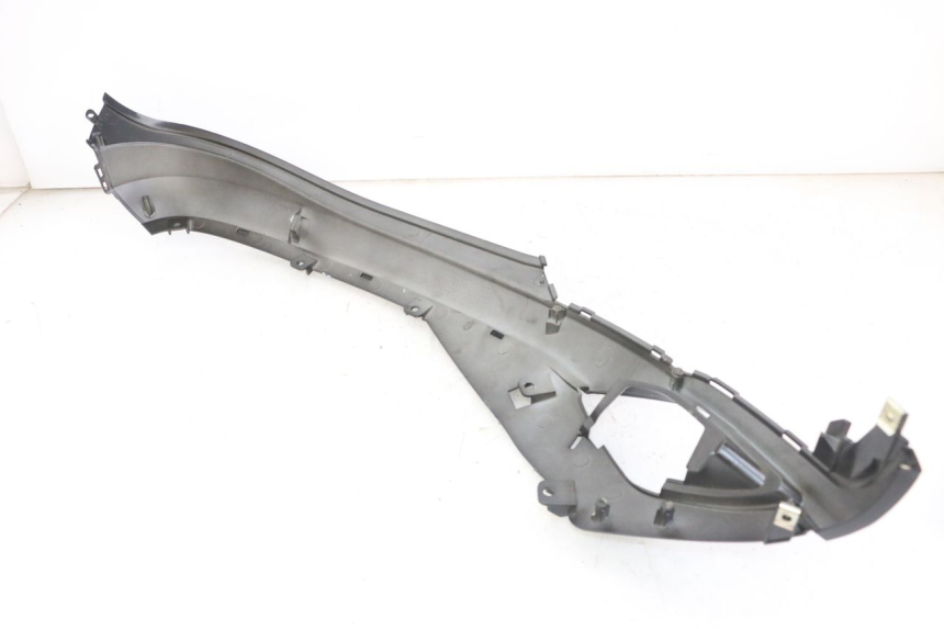 photo de TAMPA LATERAL DIREITA SOB O BANCO SYM FIDDLE 3 III 50 (2014 - 2020) - Detalhe da peça