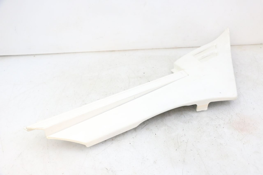 photo de TAMPA LATERAL DIREITA SOB O BANCO YAMAHA FJ 36Y 1100 (1984 - 1985) - Detalhe da peça
