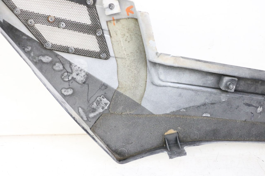 photo de TAMPA LATERAL DIREITA SOB O BANCO YAMAHA FJ 36Y 1100 (1984 - 1985) - Pontos de fixação