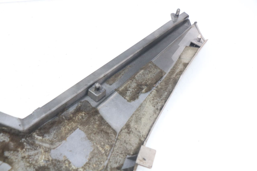 photo de TAMPA LATERAL DIREITA SOB O BANCO YAMAHA FJ 3CX 1200 (1986 - 1996) - Detalhe da peça
