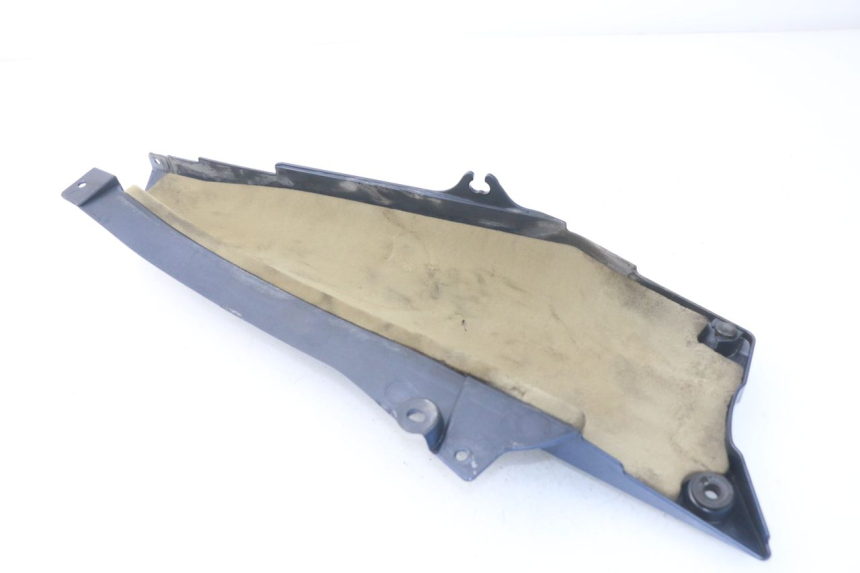 photo de TAMPA LATERAL DIREITA SOB O BANCO YAMAHA FJR ABS 1300 (2006 - 2012) - Detalhe da peça