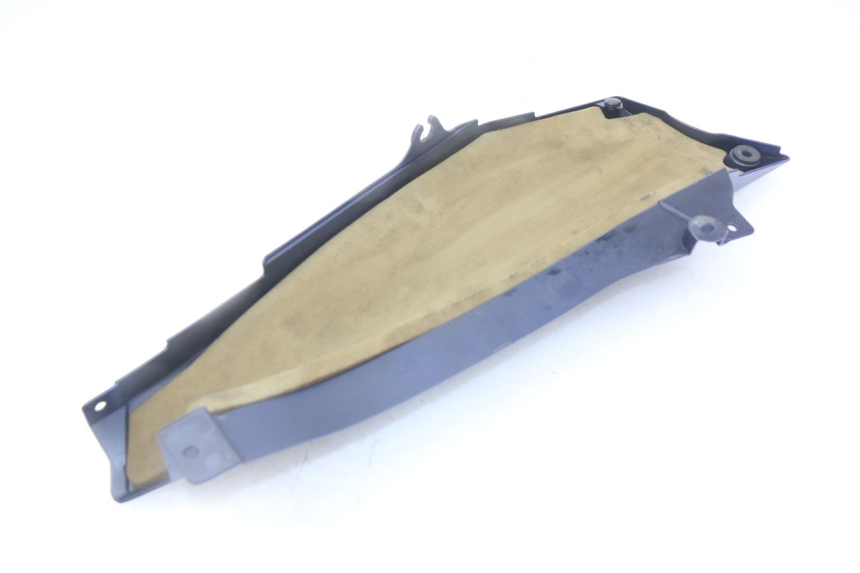 photo de TAMPA LATERAL DIREITA SOB O BANCO YAMAHA FJR ABS 1300 (2016 - 2020) - Detalhe da peça