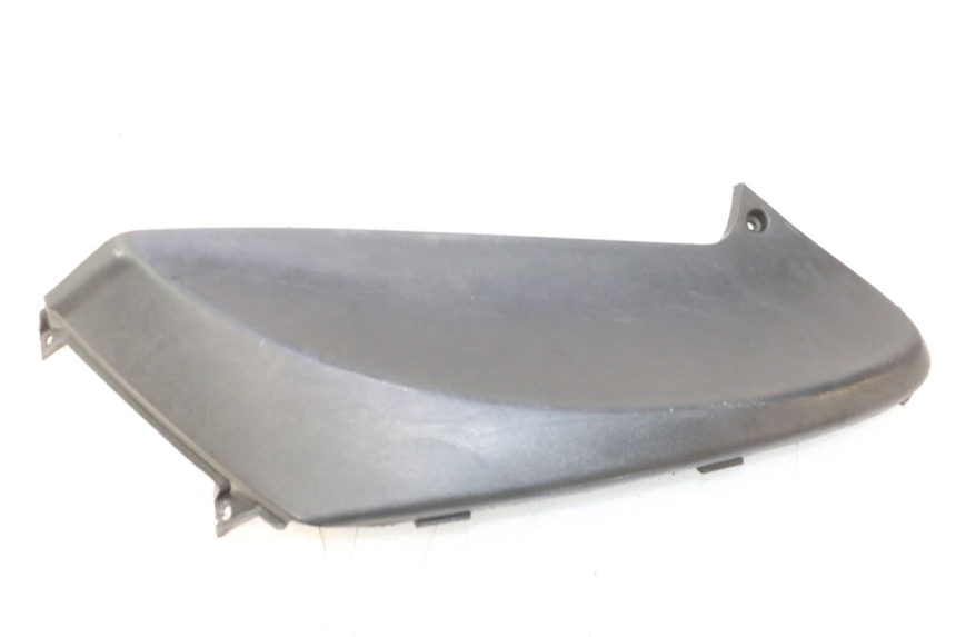 photo de TAMPA LATERAL DIREITA SOB O BANCO PIAGGIO FLY 2T 50 (2004 - 2017) - Detalhe da peça