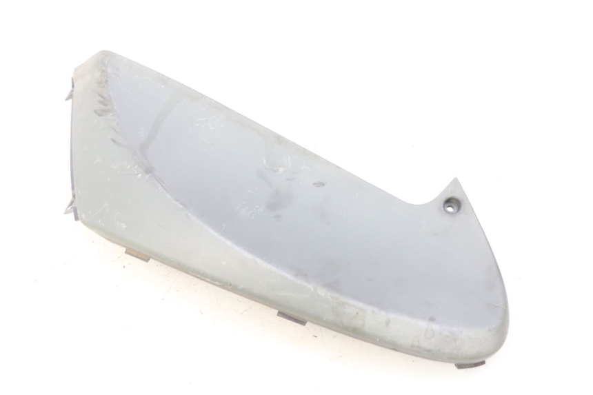 photo de TAMPA LATERAL DIREITA SOB O BANCO PIAGGIO FLY 100 (2006 - 2010) - Detalhe da peça