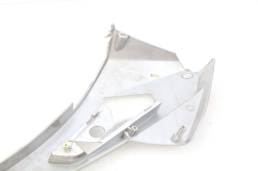 photo de TAMPA LATERAL DIREITA SOB O BANCO PEUGEOT GEOPOLIS 400 (2007 - 2013) - Detalhe da peça