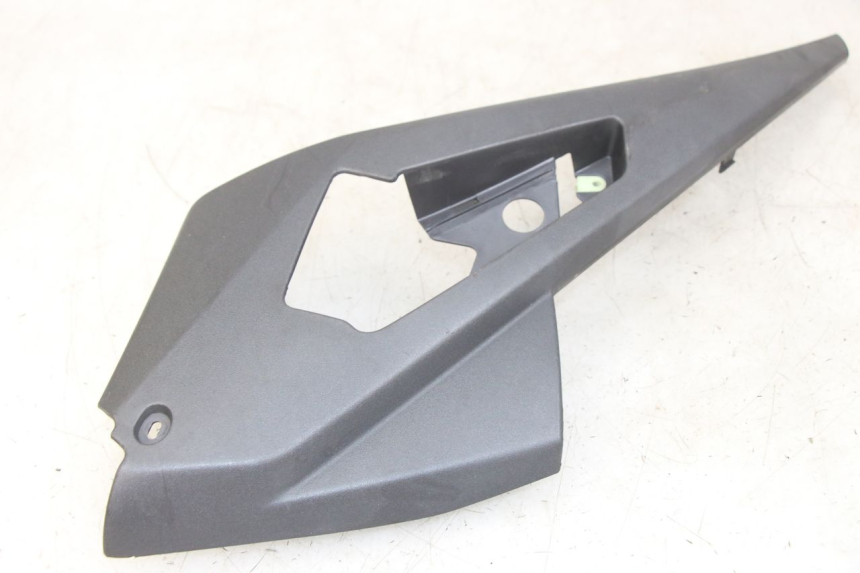 photo de TAMPA LATERAL DIREITA SOBRE O BANCO PEUGEOT GEOPOLIS RS 125 (2007 - 2009) - Detalhe da peça