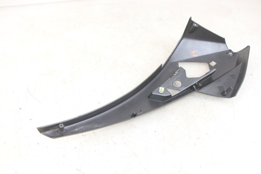photo de TAMPA LATERAL DIREITA SOBRE O BANCO PEUGEOT GEOPOLIS RS 125 (2007 - 2009) - Outro ângulo de visão