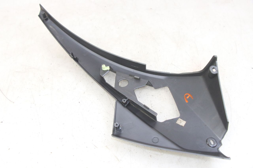 photo de TAMPA LATERAL DIREITA SOBRE O BANCO PEUGEOT GEOPOLIS RS 125 (2007 - 2009) - Ampliação técnica