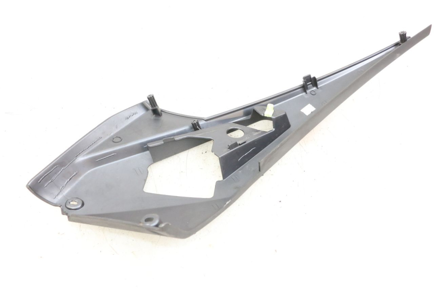 photo de TAMPA LATERAL DIREITA SOBRE O BANCO PEUGEOT GEOPOLIS RS 125 (2007 - 2009) - Detalhe da peça