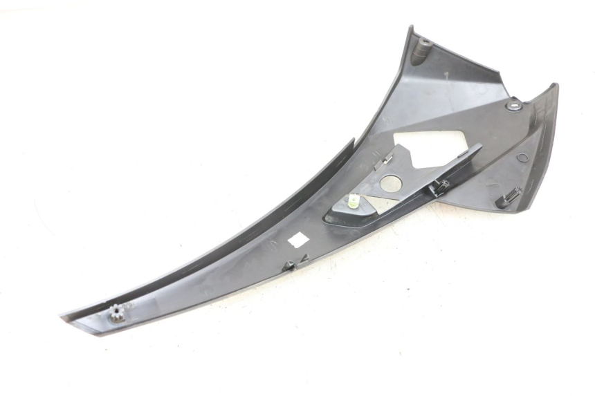 photo de TAMPA LATERAL DIREITA SOBRE O BANCO PEUGEOT GEOPOLIS RS 125 (2007 - 2009) - Zoom do estado de desgaste