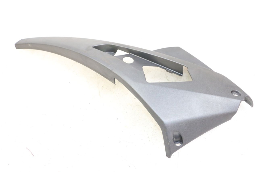 photo de TAMPA LATERAL DIREITA SOBRE O BANCO PEUGEOT GEOPOLIS RS 125 (2007 - 2009) - Outro ângulo de visão