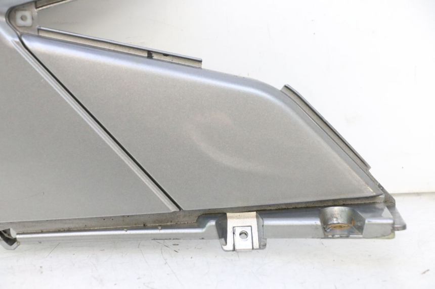 photo de TAMPA DIREITA SOB O ASSENTO GILERA GP 800 (2007 - 2013) - Detalhe da peça