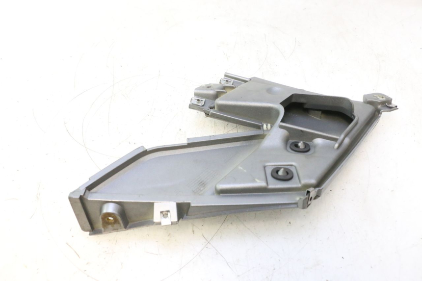photo de TAMPA DIREITA SOB O ASSENTO GILERA GP 800 (2007 - 2013) - Ampliação técnica