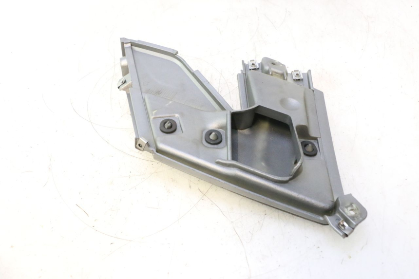 photo de TAMPA DIREITA SOB O ASSENTO GILERA GP 800 (2007 - 2013) - Vista geral