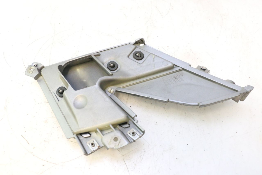 photo de TAMPA DIREITA SOB O ASSENTO GILERA GP 800 (2007 - 2013) - Pontos de fixação