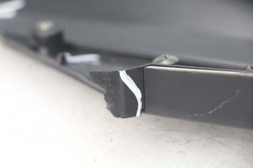 photo de TAMPA LATERAL DIREITA SOB O BANCO TNT MOTOR GRIDO 2T 50 (2010 - 2019) - Zoom do estado de desgaste