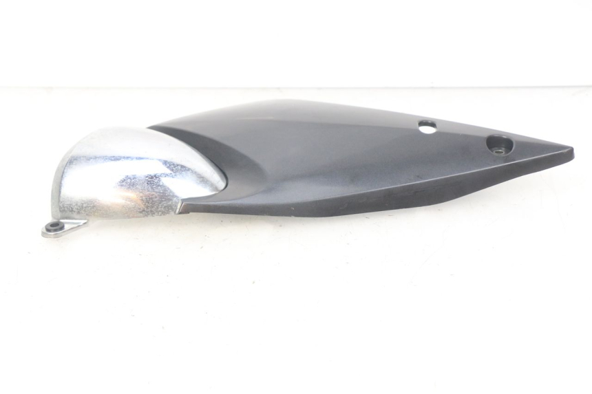 photo de TAMPA LATERAL DIREITA SOB O BANCO SUZUKI GSF N BANDIT 600 (2000 - 2004) - Detalhe da peça