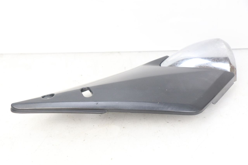 photo de TAMPA LATERAL DIREITA SOB O BANCO SUZUKI GSF N BANDIT 600 (2000 - 2004) - Zoom do estado de desgaste