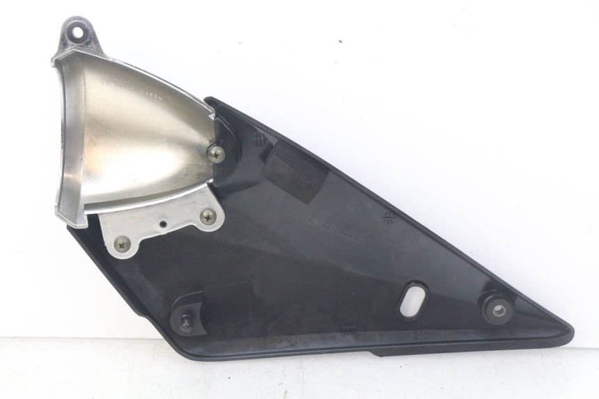 photo de TAMPA LATERAL DIREITA SOB O BANCO SUZUKI GSF N BANDIT 600 (2000 - 2004) - Ampliação técnica