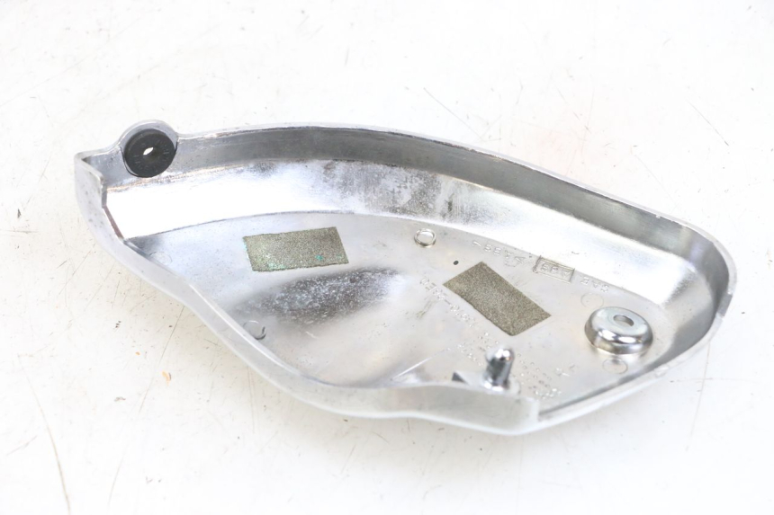 photo de TAMPA LATERAL DIREITA SOB O BANCO SUZUKI GSF N BANDIT 600 (1996 - 1999) - Detalhe da peça