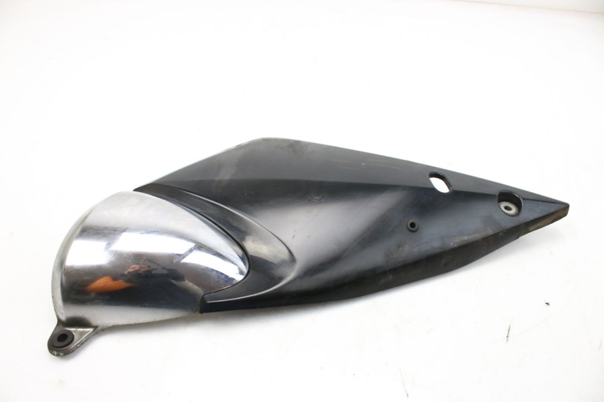 photo de TAMPA LATERAL DIREITA SOB O BANCO SUZUKI GSF S BANDIT 600 (2000 - 2004) - Detalhe da peça