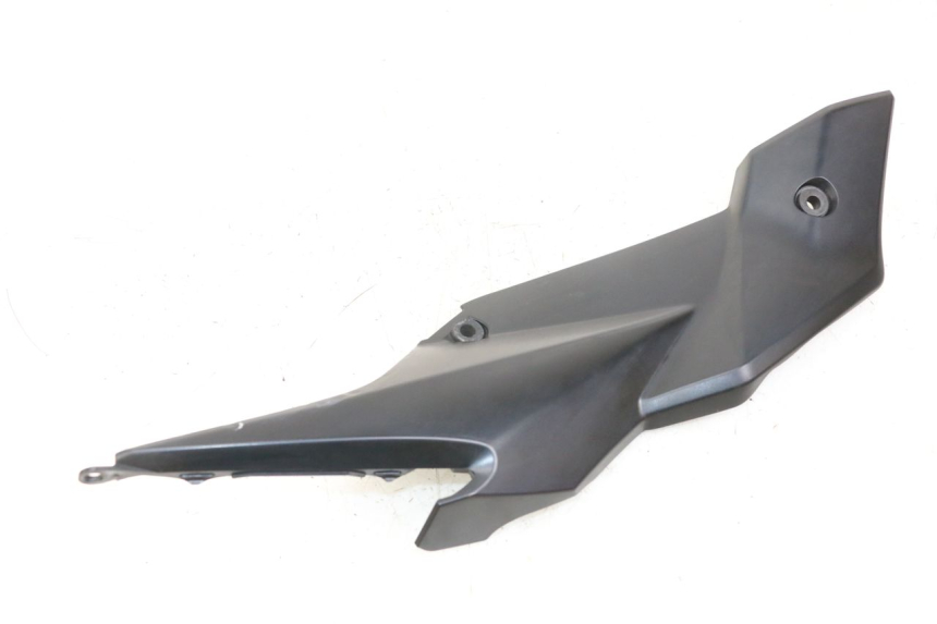 photo de TAMPA LATERAL DIREITA SOB O BANCO SUZUKI GSR 750 (2011 - 2017) - Detalhe da peça