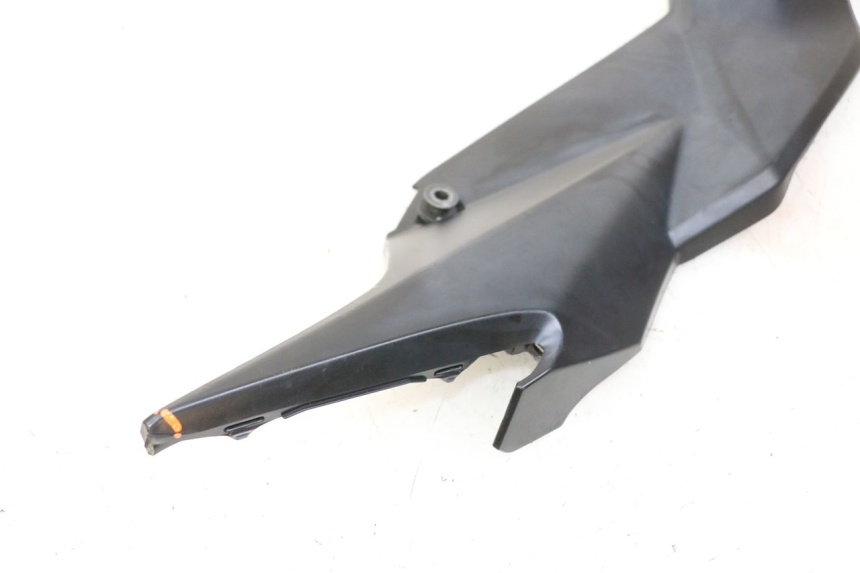 photo de TAMPA LATERAL DIREITA SOB O BANCO SUZUKI GSR 750 (2011 - 2017) - Detalhe da peça