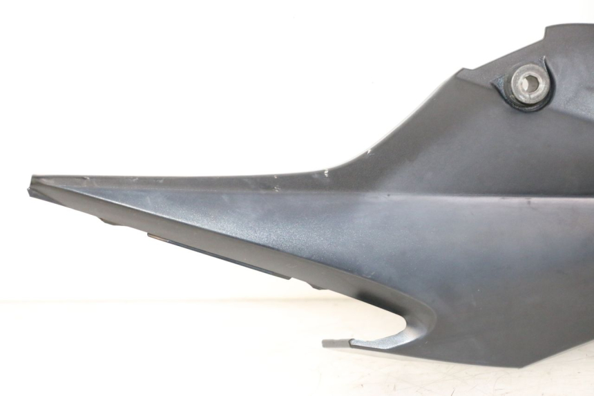 photo de TAMPA LATERAL DIREITA SOB O BANCO SUZUKI GSR 750 (2011 - 2017) - Detalhes característicos