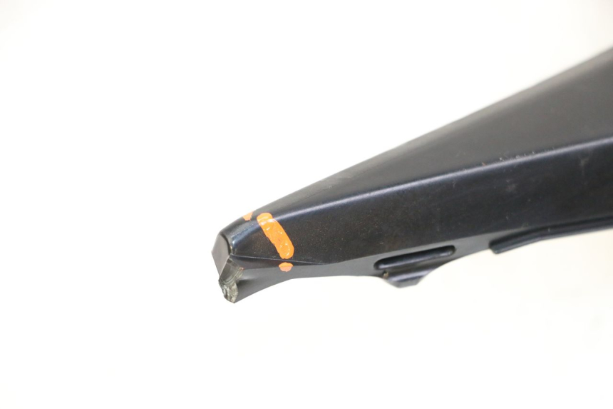 photo de TAMPA LATERAL DIREITA SOB O BANCO SUZUKI GSR 750 (2011 - 2017) - Zoom do estado de desgaste