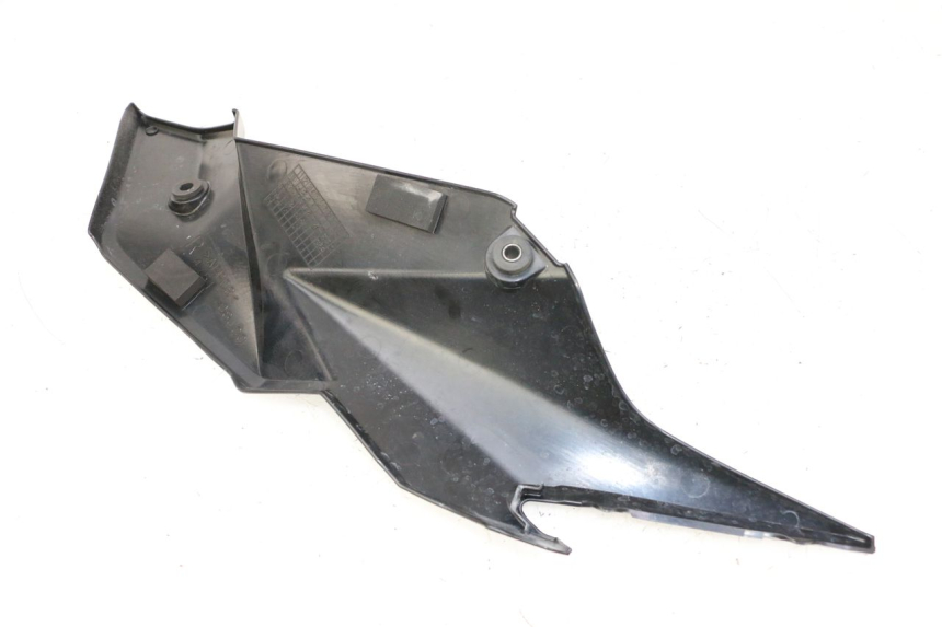 photo de TAMPA LATERAL DIREITA SOB O BANCO SUZUKI GSR 750 (2011 - 2017) - Pontos de fixação