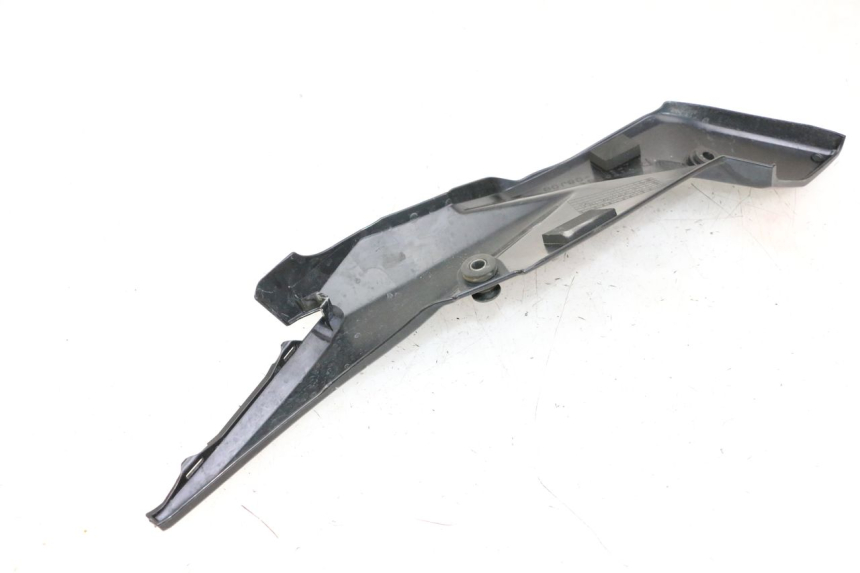 photo de TAMPA LATERAL DIREITA SOB O BANCO SUZUKI GSR 750 (2011 - 2017) - Estado da superfície