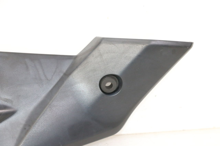 photo de TAMPA LATERAL DIREITA SOB O BANCO SUZUKI GSR 750 (2011 - 2017) - Peça verificada